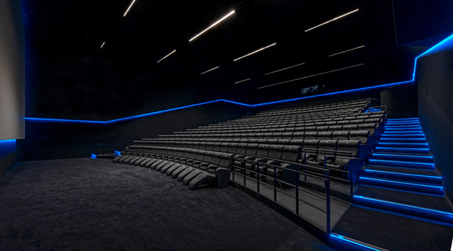 Kinoplanerin Anne Batisweiler führt durch das Dolby Cinema